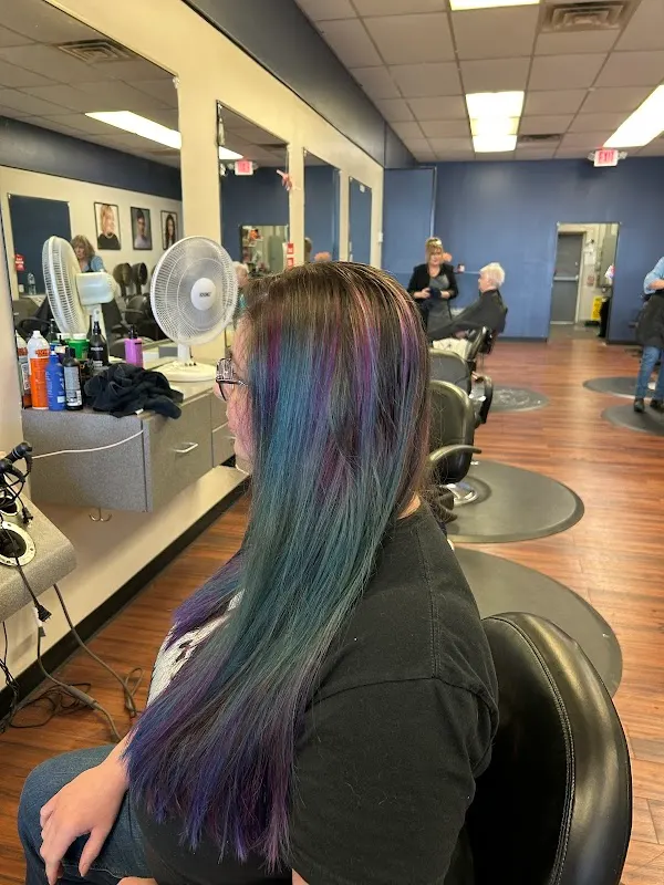 HOLIDAY HAIR — Hair salon in Lebanon